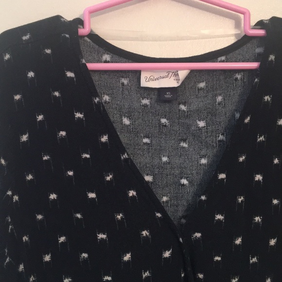 Universal Thread B&W Crossover Crop top - Picture 2 of 3